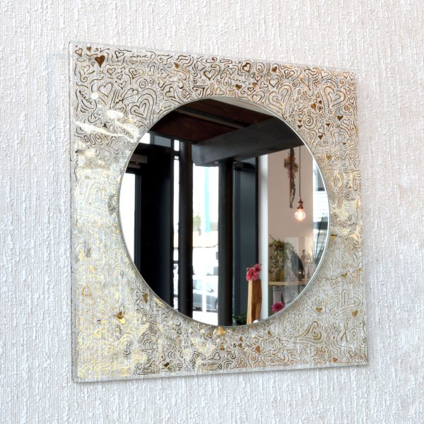 Schöner Spiegel mit quadratischem Glasrahmen gold