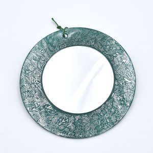 Spiegel Rund mit Glasrahmen "Floral" ist handgefertigt. Rahmen aus geschmolzenem Glas in der Farbe grün. Spiegeldurchmesser von 12 cm und hat einen Rahmen mit einem Durchmesser von etwa 19,5 cm. Dieser Spiegel mit einem Gewicht von nur 374 g leicht und einfach zu handhaben.