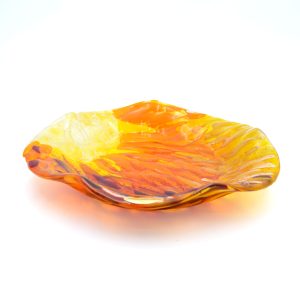 Schöne Teller aus geschmolzenem Glas in sommerliche Farben.