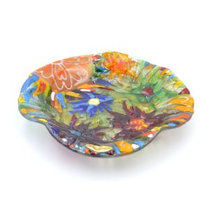 Jeder Teller ist ein einzigartiges Kunstwerk, das meisterhaft aus geschmolzenem Glas geformt wurde und mit warmen, sonnigen Farben die Sommerstimmung einfängt.
